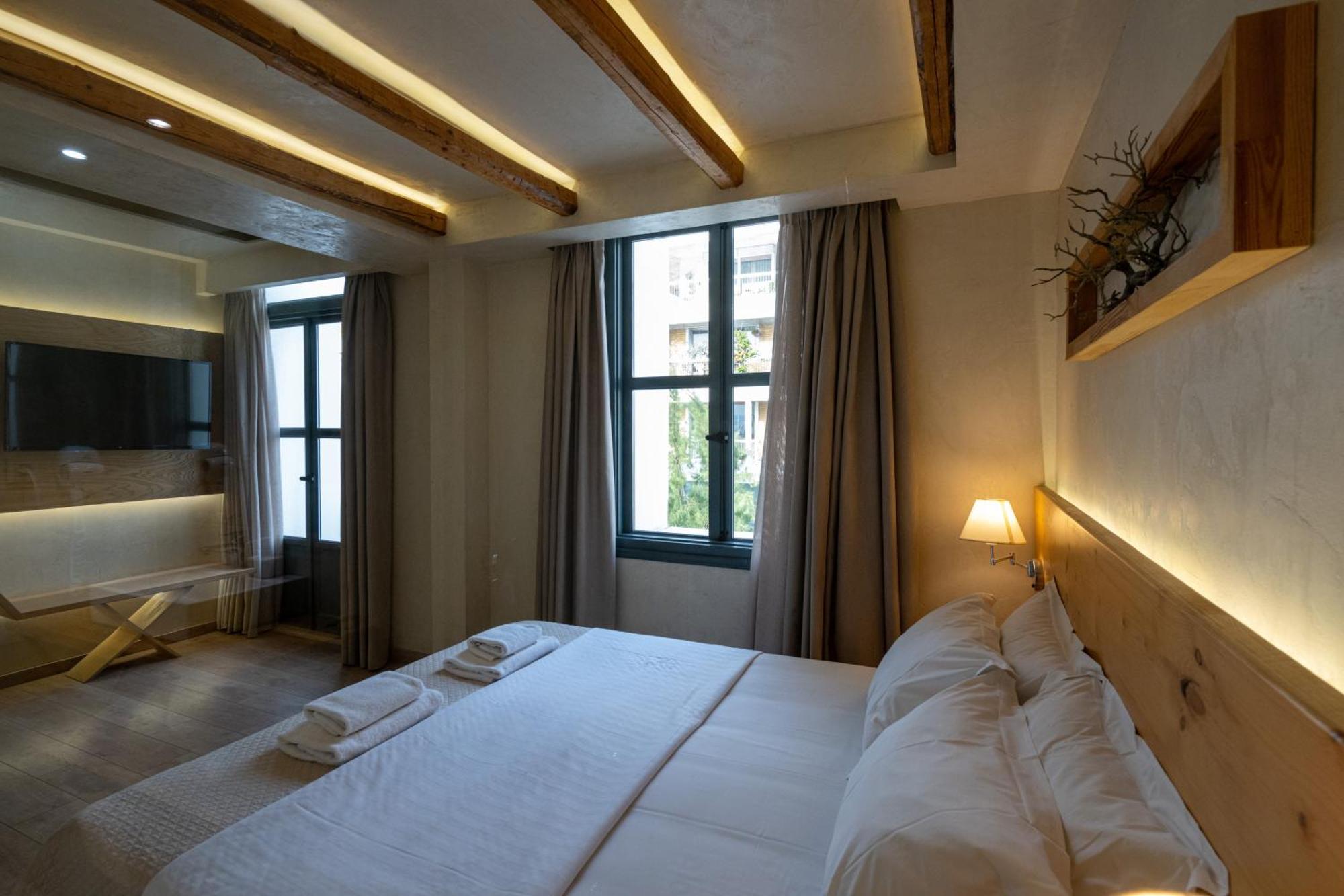 Panellinion Luxury Rooms Каламата Екстериор снимка